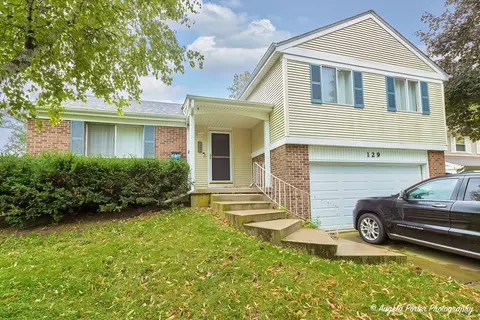 129 Midway Ln, Vernon Hills, IL 60061