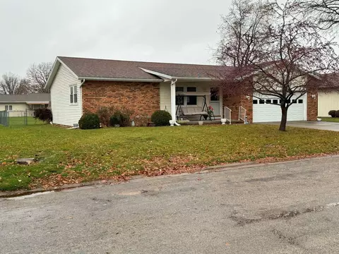 250 Crestwood Dr, Lincoln, IL 62656
