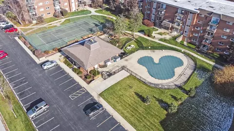 4418 Beau Monde Dr #202, Lisle, IL 60532
