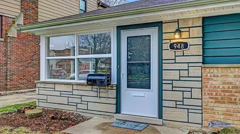 948 W Grant Dr, Des Plaines, IL 60016 photo 2