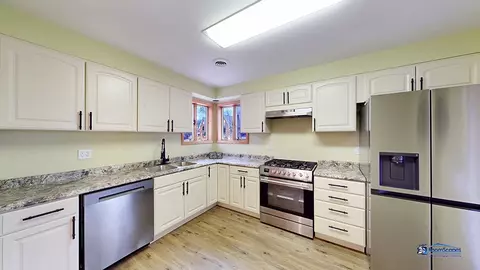 948 W Grant Dr, Des Plaines, IL 60016 photo 3