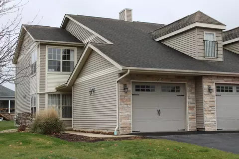 936 Buckingham Dr #A, Sycamore, IL 60178