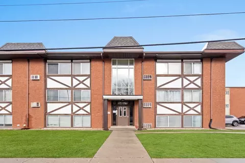 9504 Glenlake St #113, Rosemont, IL 60018