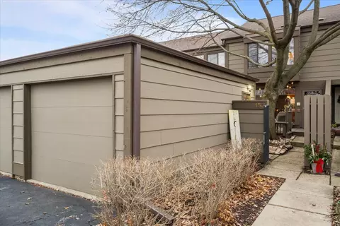 153 Aberdeen Ct, Geneva, IL 60134