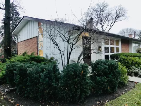 300 Crestwood Vlg, Northfield, IL 60093