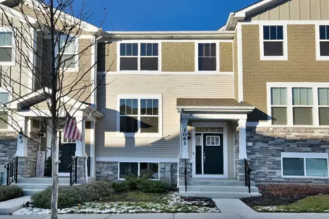 1061 Moraine Dr, South Elgin, IL 60177