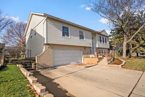 958 Navajo St, Carol Stream, IL 60188