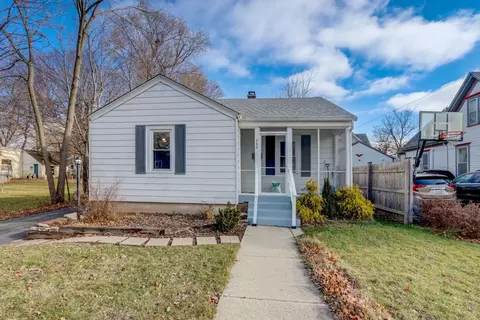 230 N Wisconsin St, Carpentersville, IL 60110