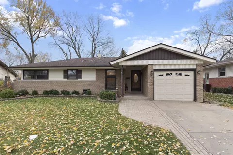 513 Briarwood Ln, Elk Grove Village, IL 60007
