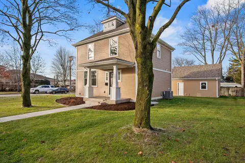 302 E Side Dr, Geneva, IL 60134