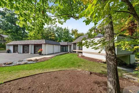 2430 Woodbridge Ln, Highland Park, IL 60035
