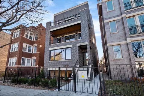 2219 W Foster Ave #1, Chicago, IL 60625