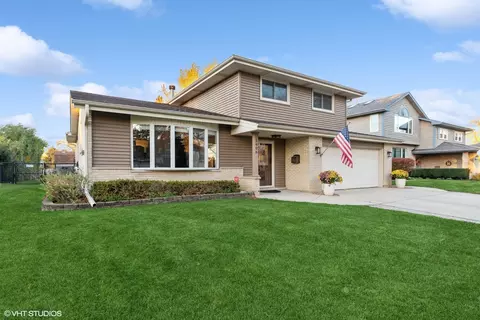 1606 E Ironwood Dr, Mount Prospect, IL 60056