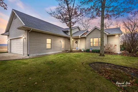 2727 S Forsythia Ln, Saint Anne, IL 60964