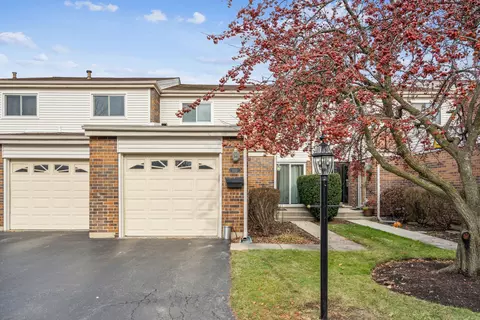 110 W Wimbolton Dr, Mount Prospect, IL 60056