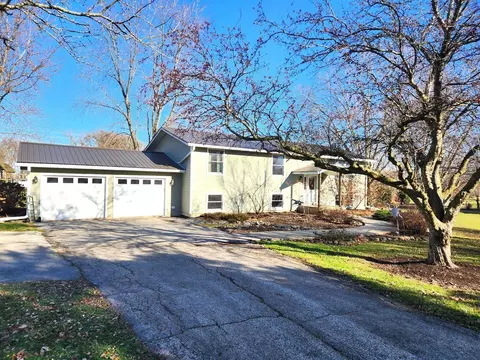 4812 Brockham Ct, Woodstock, IL 60098