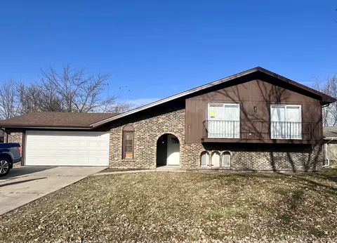 4932 Lakeshore Dr, Richton Park, IL 60471