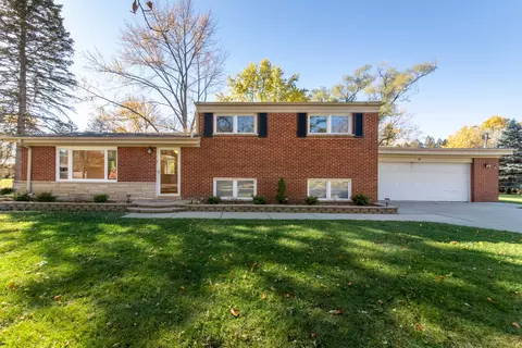 22 W Stonegate Dr, Prospect Heights, IL 60070
