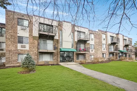 1477 N Winslowe Dr #101, Palatine, IL 60074