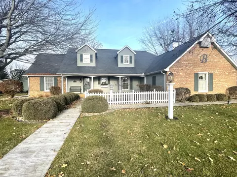 42 Carriage Hill Dr, Sterling, IL 61081