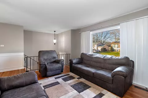 5901 Stuart Ln, Oak Forest, IL 60452 photo 3