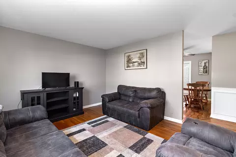 5901 Stuart Ln, Oak Forest, IL 60452 photo 2