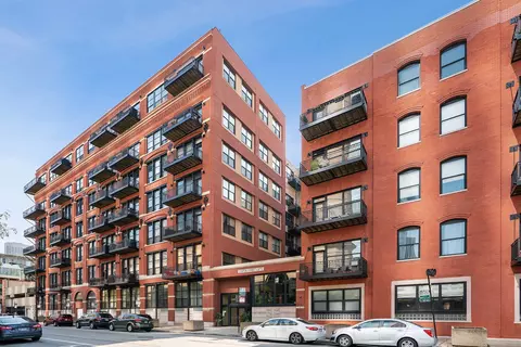 226 N Clinton St #207, Chicago, IL 60661