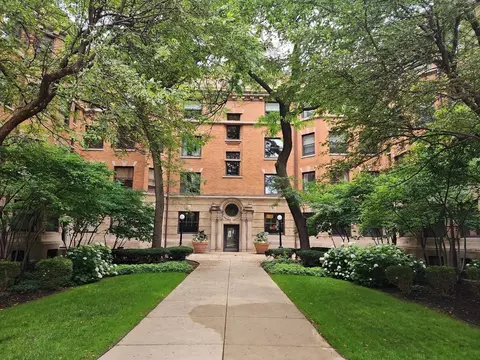 688 W Irving Park Rd #D5, Chicago, IL 60613