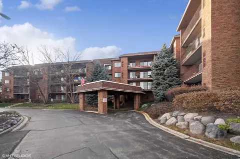 51 Old Oak Dr #102, Buffalo Grove, IL 60089