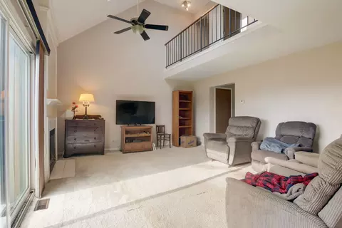 4560 N Sapphire Dr, Hoffman Estates, IL 60192 photo 6