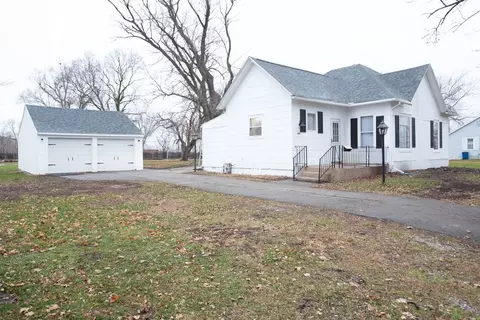 429 N 2nd St, Chenoa, IL 61726 photo 2