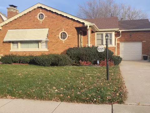 9225 S Mozart Ave, Evergreen Park, IL 60805