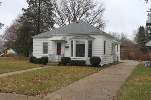 608 W 12th St, Sterling, IL 61081