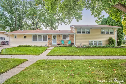123 N Main St, Mount Prospect, IL 60056