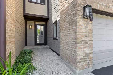 1682 Pebble Beach Dr, Hoffman Estates, IL 60169 photo 2
