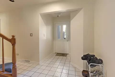 1682 Pebble Beach Dr, Hoffman Estates, IL 60169 photo 3