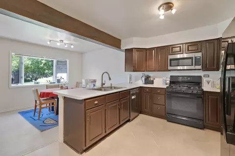 1682 Pebble Beach Dr, Hoffman Estates, IL 60169 photo 6