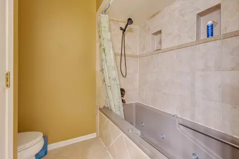 1682 Pebble Beach Dr, Hoffman Estates, IL 60169 photo 16