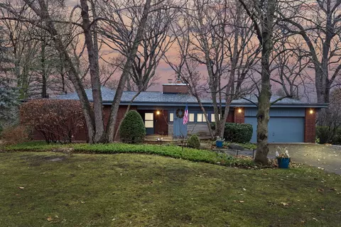 375 Briarwood Ln, Palatine, IL 60067