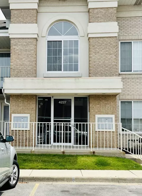 4227 W 76th St #108, Chicago, IL 60652