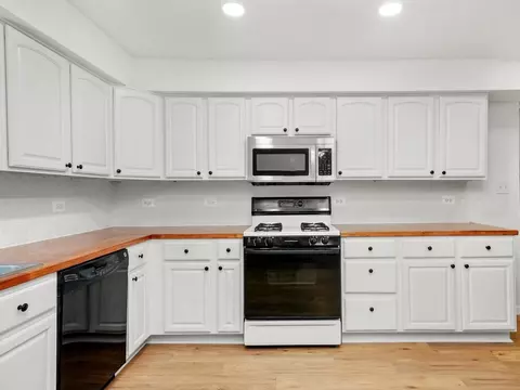 Kitchen - 527 Clayton Rd, Hillside, IL 60162 photo 2 of 4