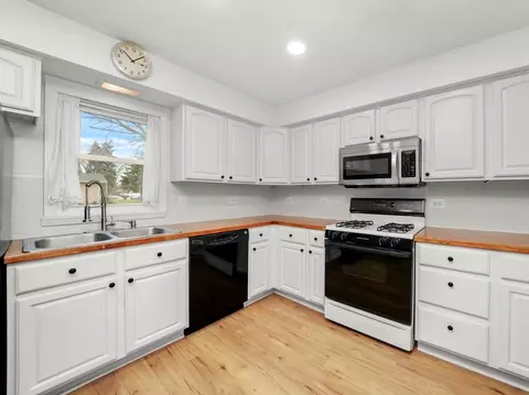 Kitchen - 527 Clayton Rd, Hillside, IL 60162 photo 3 of 4