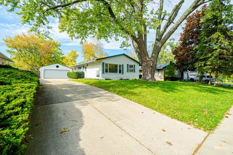 51 Austin Ave, Carpentersville, IL 60110