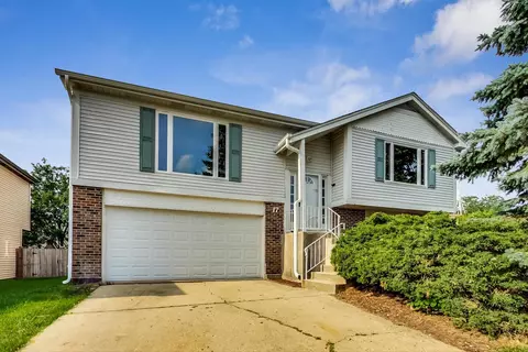 17 Woodbury Ct, Streamwood, IL 60107