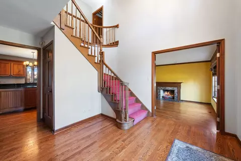 8282 Ridgepointe Dr, Burr Ridge, IL 60527 photo 3