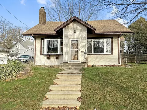 838 W Pleasant St, Freeport, IL 61032