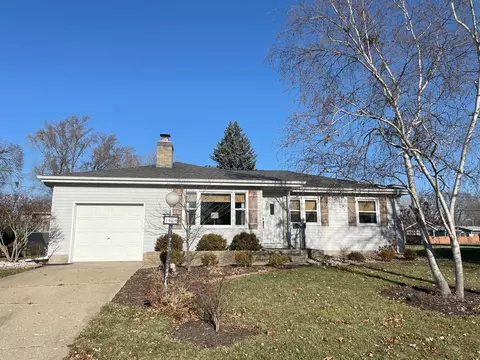 1404 Long Ct, Sterling, IL 61081