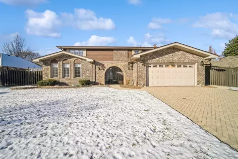 1616 Barry Ln, Glenview, IL 60025