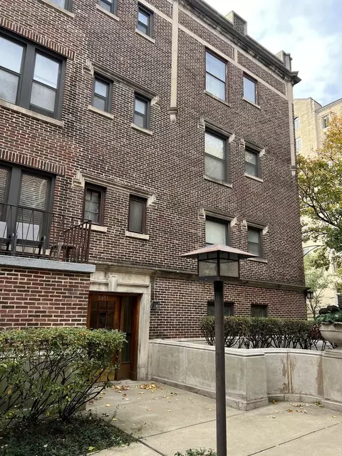 5851 S Blackstone Ave #111, Chicago, IL 60637