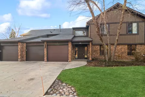 30 Creekside Cir #B, Elgin, IL 60123